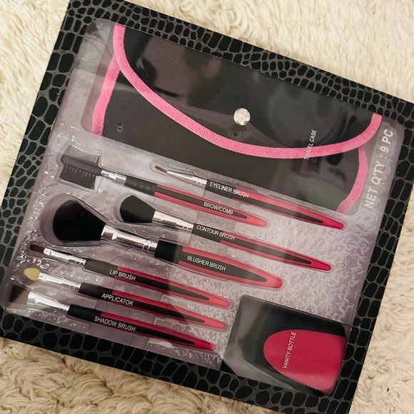 NWT 9PC Makeup Kit (includes travel case, brushes, and a vanity bottle) - Picture 2 of 4